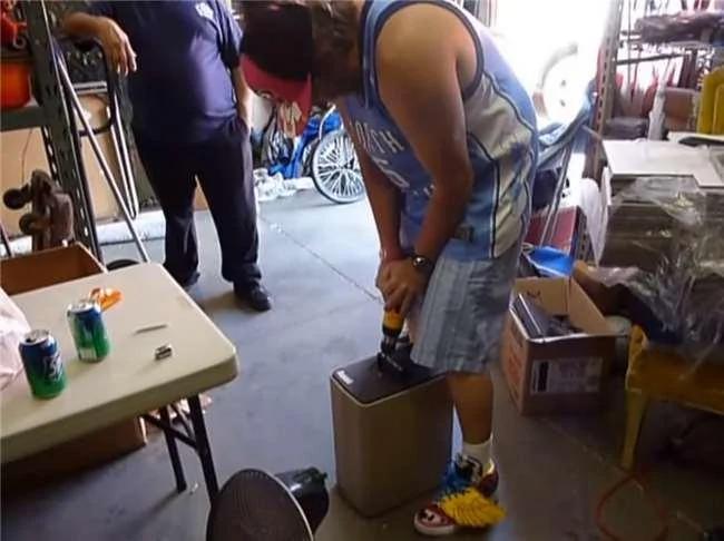 拍卖会买到很重的保险箱 打开后发现赚翻了