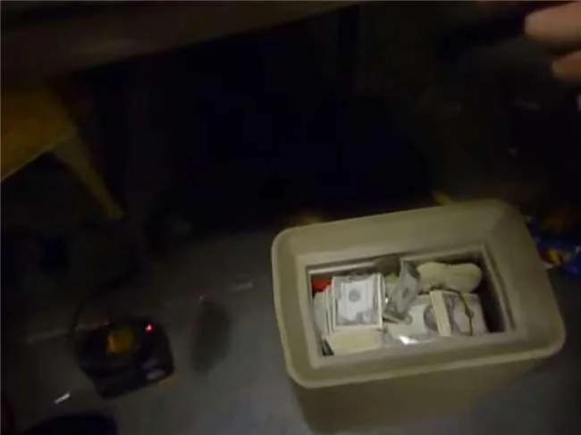 拍卖会买到很重的保险箱 打开后发现赚翻了
