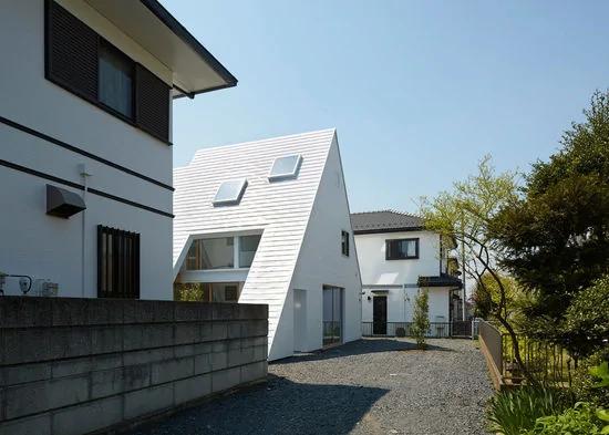 这间在日本的住宅 怎么只有一个三角屋顶?