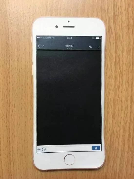 小哥做了个纸糊的iphone给妹子 居然撩妹成功
