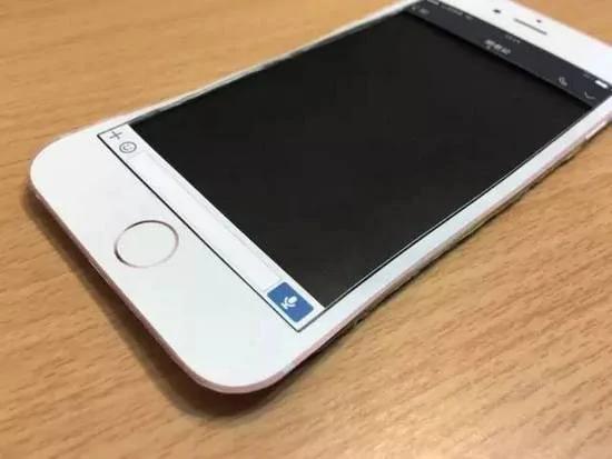小哥做了个纸糊的iphone给妹子 居然撩妹成功