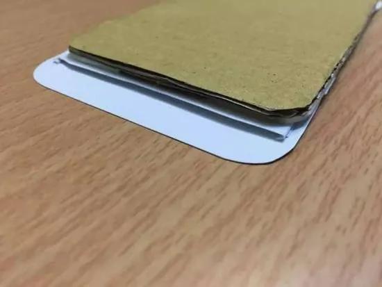 小哥做了个纸糊的iphone给妹子 居然撩妹成功