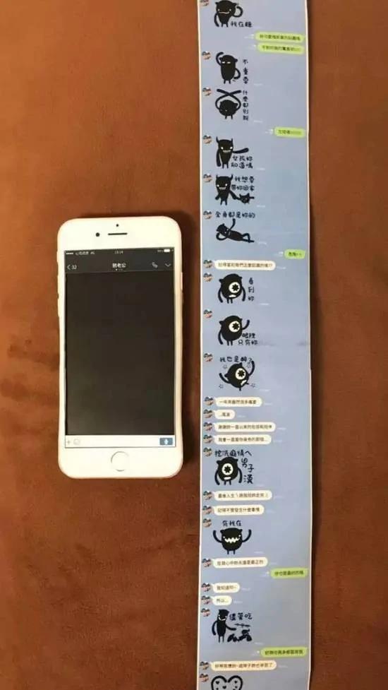 小哥做了个纸糊的iphone给妹子 居然撩妹成功