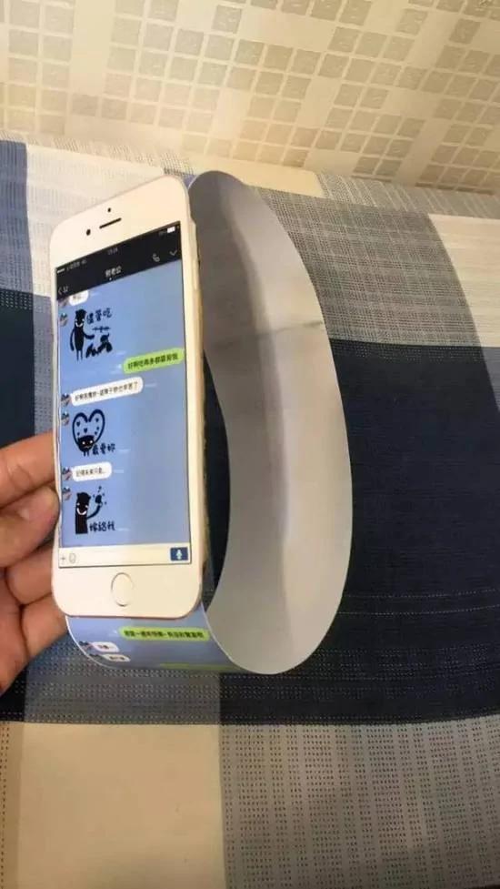 小哥做了个纸糊的iphone给妹子 居然撩妹成功