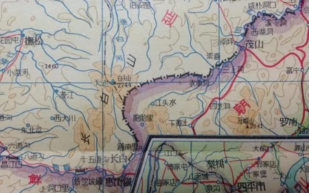 地圖出版社1957年版《中華人民共和國地圖集》吉林省圖，中朝邊界沿石乙水—葡萄河。（網絡圖片）