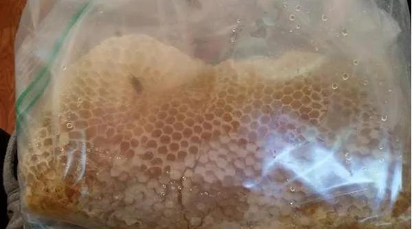 老听见屋内有怪声 他将天花板拆开后惊呆了