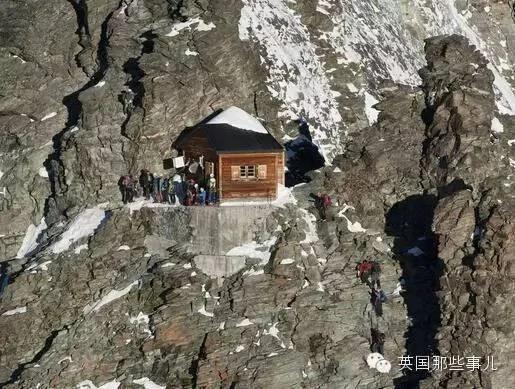 阿尔卑斯山上竟有个超神祕小黑点~如果你能爬上去会被眼前景象震撼到说不出话!