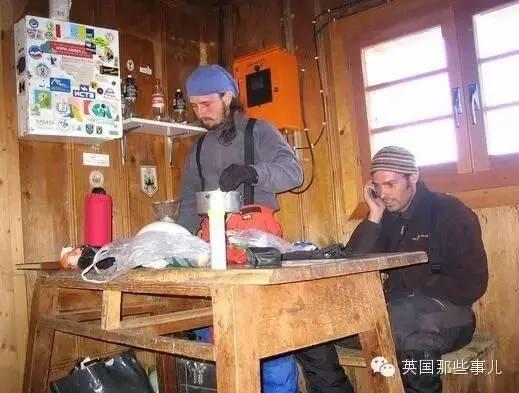 阿尔卑斯山上竟有个超神祕小黑点~如果你能爬上去会被眼前景象震撼到说不出话!