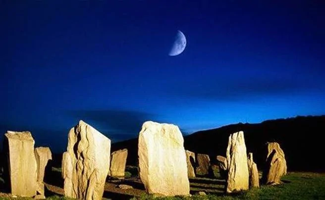 最流行​​的說法是，巨石陣是一座非常古老的「天文台」，具有能精確指示太陽活動、日食、月食現像等天文觀測功能。