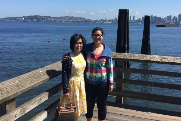 美国西雅图女孩毕晓萌（右）2015年6月和妈妈在美国西部合影留念。（毕晓萌提供）