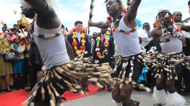 中共國家主席習近平（中）和津巴布韋總統穆加貝（中右）在津巴布韋首都哈拉雷觀賞傳統舞蹈表演（資料照片）