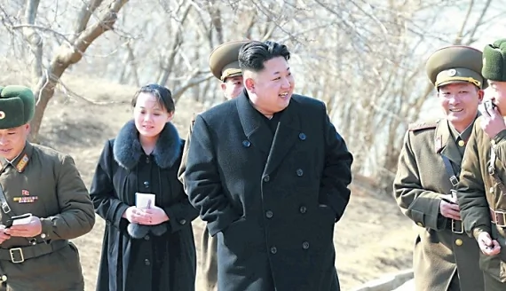 朝鮮已故領導人金正日的一對子女，金正恩（中）和金與正（左2）被外界解讀為當今朝鮮的「兄妹政權」。