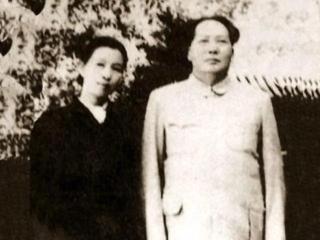 难得一见:江青亲自为毛泽东包饺子