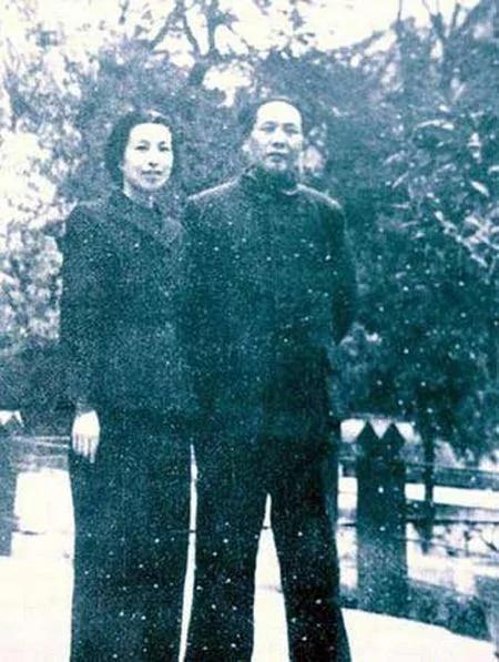 难得一见:江青亲自为毛泽东包饺子