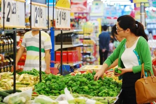 大陸一位市民在九江市購買蔬菜。大陸的豬肉等價格已經大幅上漲。（圖片來源：Getty images）