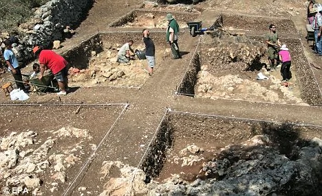 希臘考古學家認為他們在伊薩卡島發現了一座公元前8世紀的宮殿遺址，並提出《荷馬史詩》中的英雄奧德修斯並非傳說這一理論。宮殿遺址是在這座愛奧尼亞海島嶼的Aghios Athanassios地區發現的。