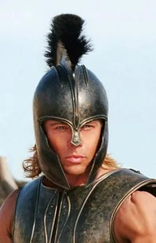 布拉德·皮特在影片《特洛伊》中饰演的伟大战士阿喀琉斯受到希腊人的崇拜