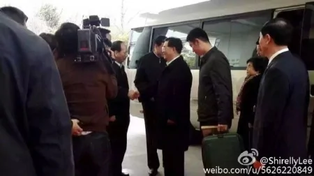 胡錦濤3月26日回鄉後，江蘇省省長石泰峰到場迎接、並與胡錦濤握手。（網絡圖片）