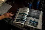 在切斯勞維爾號遇到一艘中國軍艦時，25歲的英塞恩·安東尼·吉安卡納查看了一本海軍艦船的指南。
