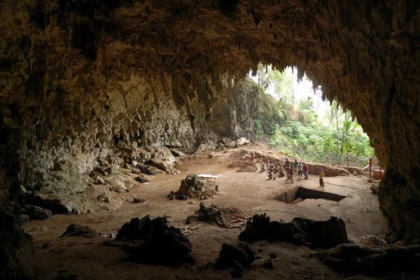 弗洛勒斯岛梁布亚（Liang Bua）洞穴（维基百科）