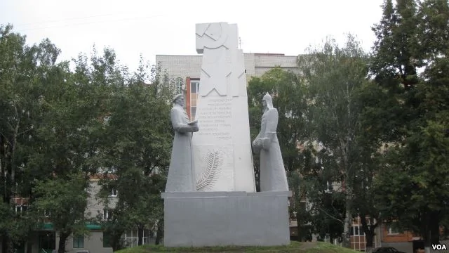 共產主義標誌在俄羅斯隨處可見。俄羅斯中部薩蘭斯克市的一處紅軍塑像。（美國之音白樺拍攝）