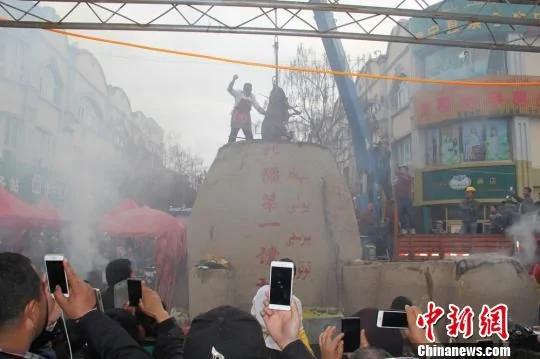 新疆烧烤大师烤500斤重完整牦牛 被抢购一空