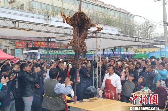 新疆烧烤大师烤500斤重完整牦牛 被抢购一空