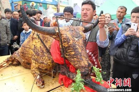 新疆烧烤大师烤500斤重完整牦牛 被抢购一空