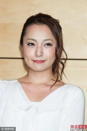 32歲女演員宣布離婚淚崩16歲時嫁40歲歌手 阿波羅新聞網