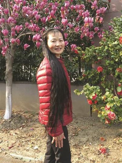 64岁妇人留1米长发 称从没白发不掉发