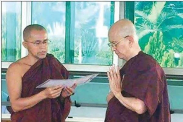 緬甸前總統吳登盛（右）2016年3月30日卸任後第五天，於4月4日在彬烏倫一寺廟剃髮成僧。（緬甸信息部臉書圖片）