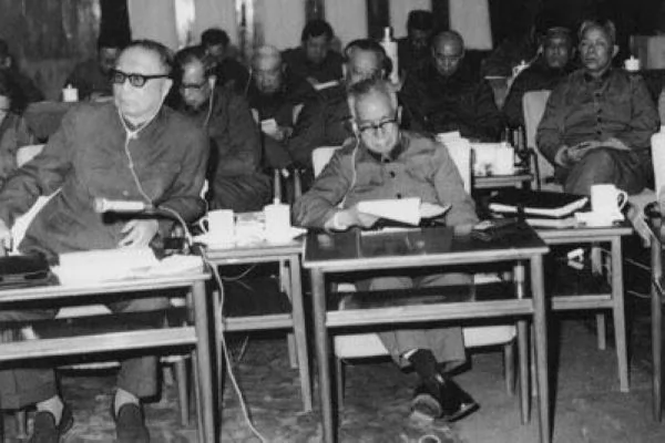 聂荣臻、粟裕在中央军委扩大会议上