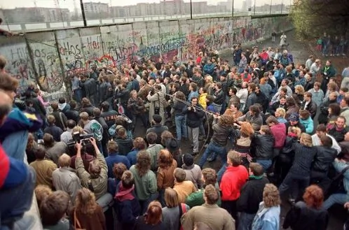 牟傳珩：蘇聯國旗為何緩緩而降——柏林圍牆倒塌新反思