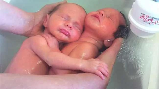 这对双胞胎以为自己还在妈妈的肚子里…