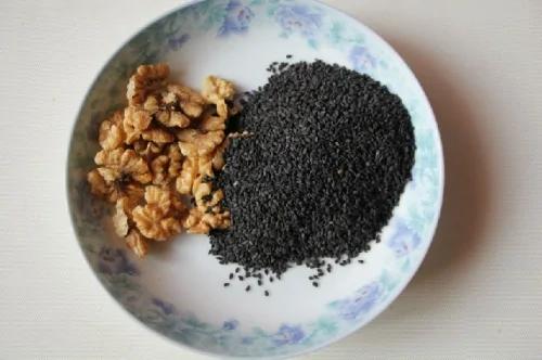 核桃“加一物”可治骨质疏松!白发回春变黑发