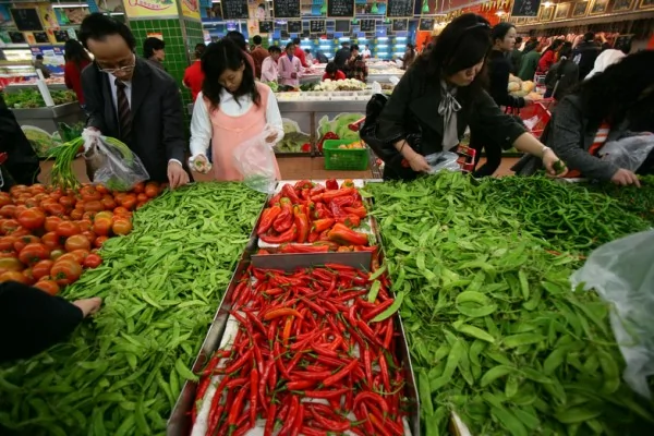 大陆蔬菜价格持续发烧，领涨所有食品价格，网民戏称“蒜你狠”、“向前葱”等。（China Photos/Getty Images）