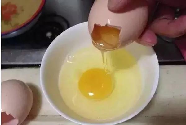 实用 原来鸡蛋不能直接放冰箱...以前都做错了