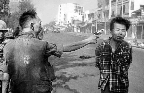 1968年2月1日，西贡街头。南越政权警察局上尉警官阮隆手持手枪正在处决一名越共恐怖份子，当时艾迪·亚当斯和另外一名摄影记者正在不远处，并在扣动扳机之前捕捉下这一镜头。这张照片获得1969年普利策奖。（维基百科）