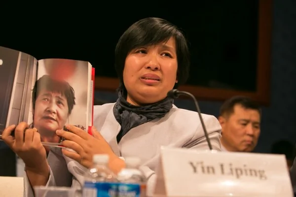 法轮功学员尹丽萍在听证会上讲述她在沈阳“黑监狱”遭受群体性侵害等恐怖经历﹐令人发指。（李莎／大纪元）