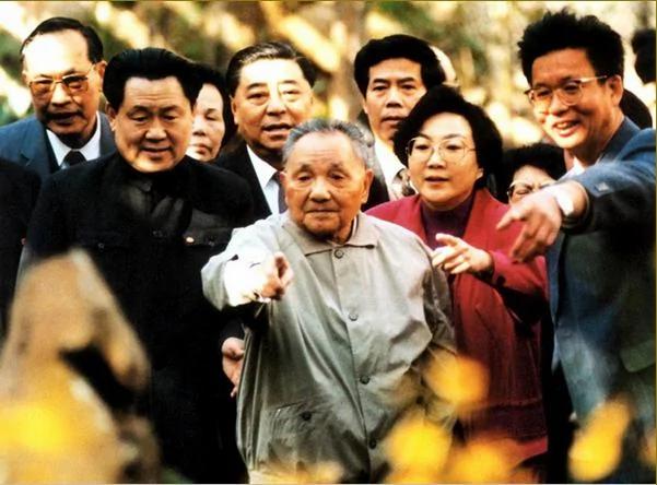 【微揭秘】邓小平总设计师 原来是贪天之功