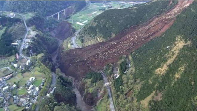 地震造成南阿蘇村發生山體滑坡，對外交通中斷。