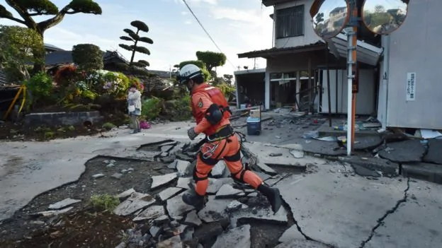一名救难人员在熊本县中部上益城郡的益城町中进行搜救。
