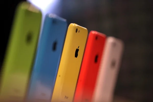 iPhone5C销售未达预期，业界传闻苹果将削减第4季度的订单。(Justin Sullivan/Getty Images)