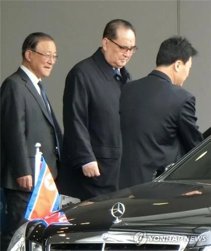 4月19日，朝鲜外务相李洙墉（左二）抵达北京首都国际机场。（韩联社）