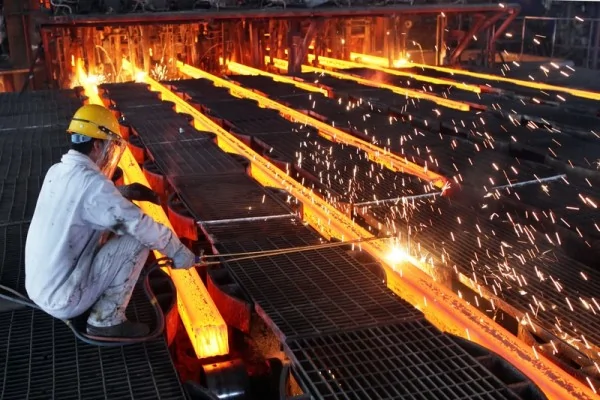 受到中國鋼鐵廠需求增溫和庫存回補影響，鐵礦砂價格上漲近60美元/噸，逼近三月創下的今年高價。(ChinaFotoPress/ChinaFotoPress via Getty Images)