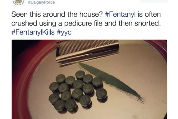 掺有芬太尼的药丸伪装成蓝绿色的小圆药片——处方止痛药氢可酮后在街头贩售。警方发现这种药丸里除了掺有芬太尼，还混进了效力更强大的W-18。（卡尔加利警方推特截图）