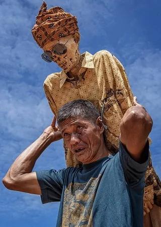 每年8月开棺挖坟... 印尼村落“赶尸习俗”是真的! 组图/视频 慎入