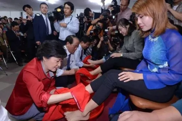 事過多年，韓國總統林槿惠為民眾洗腳的照片又悄然風靡網絡。有網民表示，作為一國總統，即便是作秀，也需要放下身段，也需要足夠的勇氣。（網絡圖片）