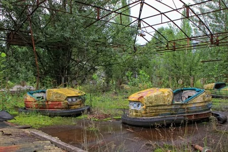 1986年4月26日，在車諾比核災發生後，原定五天後開張的遊樂場，也因核災而廢棄，但樹木如今卻茂盛生長。（網絡圖片）