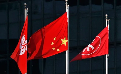 香港政府总部对面中共血旗倒挂升起天意昭显中共灭亡